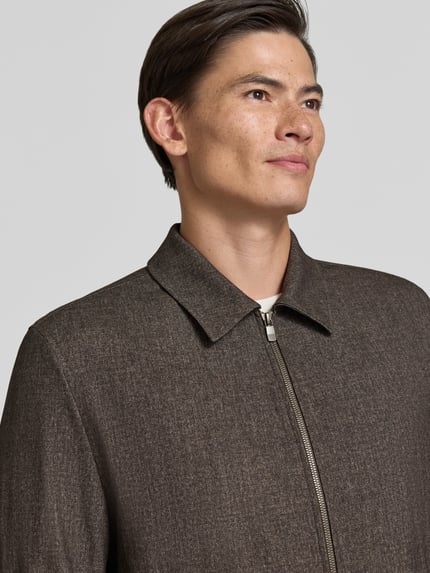 Männermodel trägt Regular Fit Jacke mit Viskose-Anteil von MCNEAL, elastischer Material-Mix, Umlegekragen, Nahaufnahme Oberkörper.