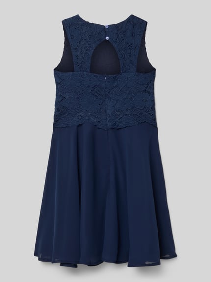 Meisjesmodel draagt Knielanges Kleid mit Rundhalsausschnitt van Happy Girls in donkerblauw, getailleerd model, knielengte, naadritssluiting, uitlopend rokdeel, ruglengte maat 140: 73 cm, geheel weergegeven van achteren.