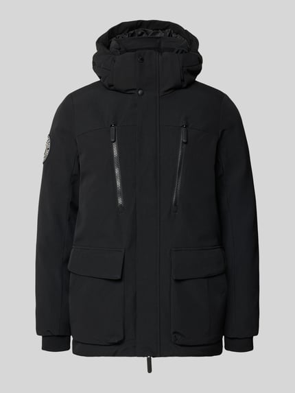 Produktfoto, czarna parka z kapturem i kieszeniami z patką, regular fit, Parka mit Kapuze und Pattentaschen von Superdry, Długość tyłu w rozmiarze M: 80 cm, szerokość ramion w rozmiarze M: 48 cm, szerokość klatki piersiowej w rozmiarze M: 61 cm, długość rękawów w rozmiarze M: 73 cm