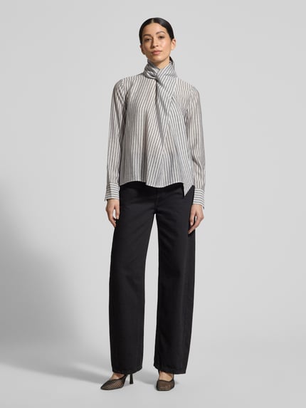 Vrouwenmodel draagt Regular Fit Strikblouse met streepmotief van Jake*s Collection, lyocellmix, opstaande kraag, streepdesign, ruglengte 58 cm, mouwlengte 62 cm, Ganzkörperansicht van voren.