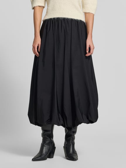 Vrouwenmodel draagt Ausgestellter midi-rok met tunnelkoord model 'CIURMA' van Weekend Max Mara in zwart, Dames midi-rok, vooraanzicht heup tot voet.