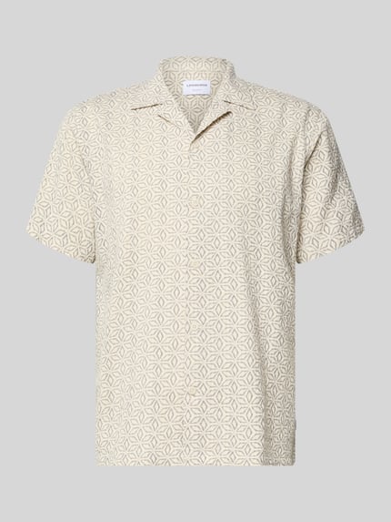 Produktfoto, Relaxed Fit Freizeithemd mit Leinen-Anteil von Lindbergh für Herren im Baumwoll-Leinen-Mix mit Strukturmuster, Reverskragen und durchgängiger Knopfleiste, kurzärmelig, beige mit geometrischem Muster, Rückenlänge 73 cm, Schulterbreite 46 cm, Ärmellänge 26 cm, Größe M.