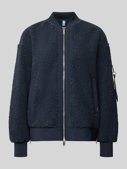 Produktfoto, dunkelblaue Teddyjacke mit Stehkragen Modell 'Emeline' von MOS MOSH, lockere Passform, Reißverschlusstasche am Ärmel, strukturierte Oberfläche
