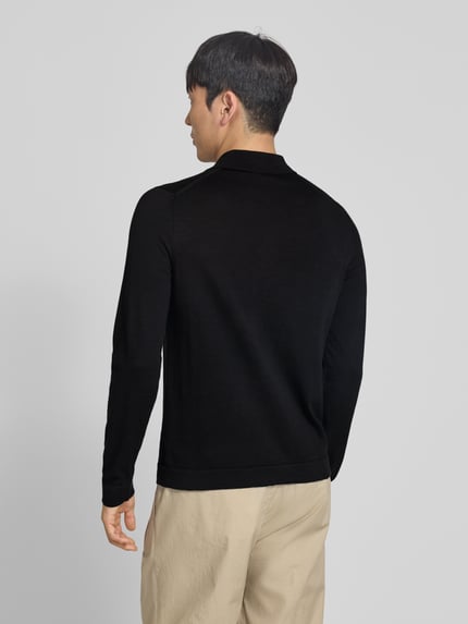 Männermodel trägt Strickjacke mit Polokragen Modell 'CAMICIA IN MAGLIA' von MARKUP aus reiner Baumwolle, Slim-Fit, Rückansicht.