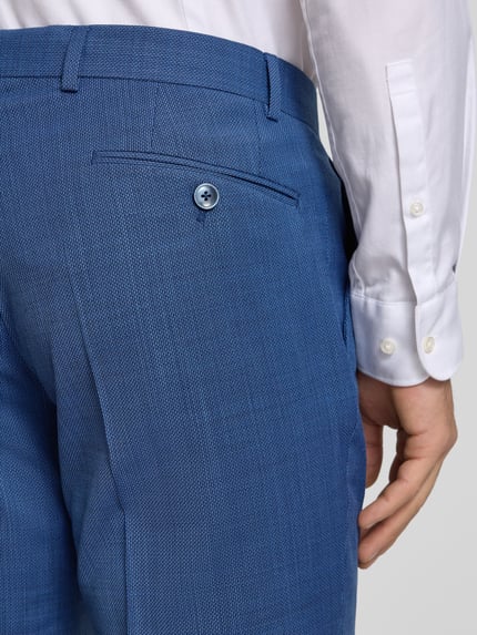 Männermodel trägt Regular Fit Anzug mit 2-Knopf-Sakko van bugatti, materiaalmix met scheerwol, detailaufnahme achterzijde pantalon.