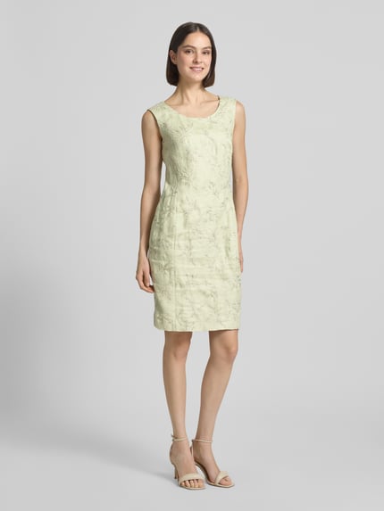 Frauenmodel trägt Knielanges Etuikleid mit Stitchings von WHITE LABEL in Hellgrün, Gerader-Schnitt, Rundhalsausschnitt, Ganzkörperansicht von vorne. Rückenlänge bei Größe 36: 99 cm, Brustweite bei Größe 36: 42 cm.
