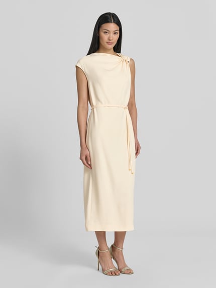 Frauenmodel trägt Regular Fit Freizeitkleid aus Viskose-Mix Modell 'DANNEA' von BOSS in Creme, glatte Textur, Ganzkörperansicht von vorne, Damen Freizeitkleid von BOSS.