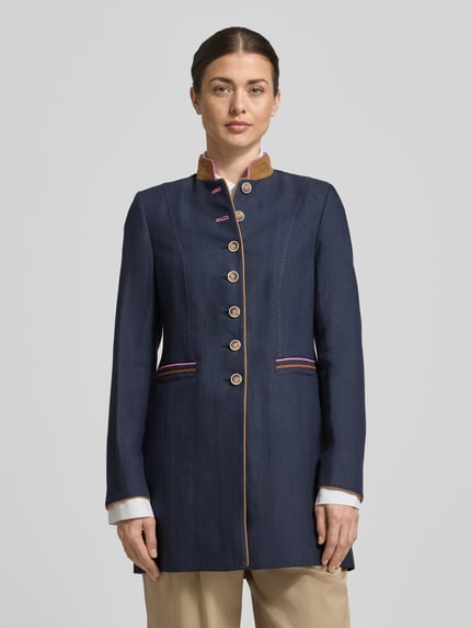 Vrouwenmodel draagt Regular Fit Mantel aus Viskose-Mix mit Stehkragen van WHITE LABEL, donkerblauw, paspelzakken, knoopsluiting, viscosemix, voorkant, hele lichaam