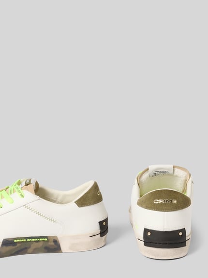 Produktfoto, Sneaker aus Leder Modell 'DISTRESSED' von Crime London in Weiß mit grünen Label-Details, Distressed-Look, Schnürung, abgerundete-Spitze, Absatzhöhe 3 cm, Schafthöhe 11 cm, Schaftweite 9 cm, Herren-Sneaker