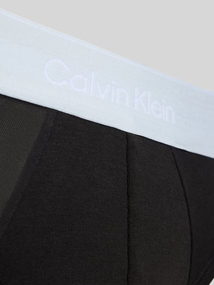 Produktfoto, Slip aus Baumwoll-Mix im 3er-Pack Modell 'HIP BRIEF' von Calvin Klein Underwear in Schwarz mit weißem Bund, klare Linien, glatte Textur.