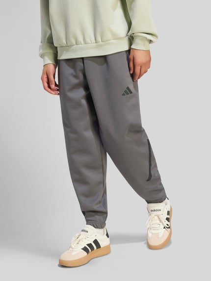adidas Sportswear Regular Fit Sweathose mit Baumwoll-Anteil Anthrazit 4