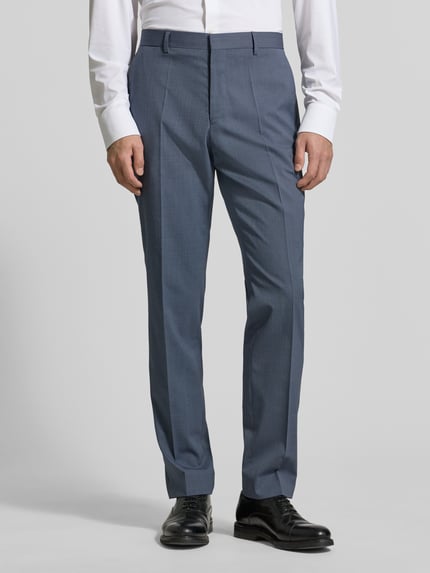 Männermodel trägt Regular Fit Anzughose mit Schurwoll-Anteil Modell 'LEON' von BOSS, feines Strukturmuster, Optik:Allover-Muster, Ganzkörperansicht von vorne.
