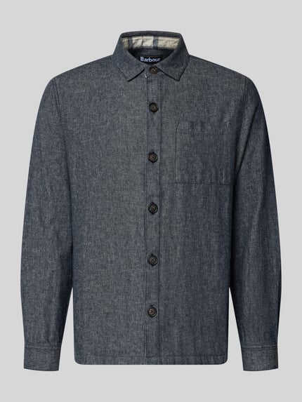 Produktfoto, Regular Fit Hemdjacke aus Leinen-Baumwoll-Mix Modell 'STILLWATER' von Barbour, denimowa optyka, jasnoniebieska barwa, krój regular fit, kołnierz wykładany, pojedynczy rząd guzików, długie rękawy z mankietami, kieszeń na piersi, boczne kieszenie, materiał: mieszanka lnu i bawełny