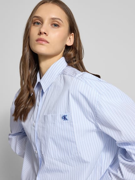 Calvin Klein Jeans Cropped Bluse mit Brusttasche und Label-Stitching Hellblau 3