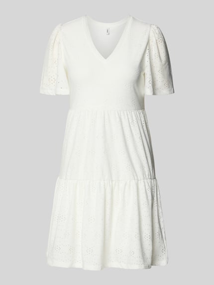 Produktfoto, Mini-Freizeitkleid mit Lochstickmuster Modell 'SMILLA LIFE' von Only in Unifarbe Weiß, V-Ausschnitt, Kurzarm, Regular Fit, leichte Struktur.