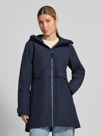 Frauenmodel trägt Regular Fit Parka mit Kapuze von Didriksons in Dunkelblau, Zweiwege-Reißverschluss, Eingrifftaschen, Ganzkörperansicht von vorne. Rückenlänge 87 cm, Schulterbreite 41 cm, Brustweite 48 cm, Ärmellänge 55 cm.