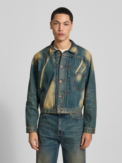 Männermodel trägt Regular Fit Jeansjacke aus bawełna von KENZO, Efekt znoszenia, listwa guzikowa, brustasza, Ganzkörperansicht von vorne, kurtka jeansowa