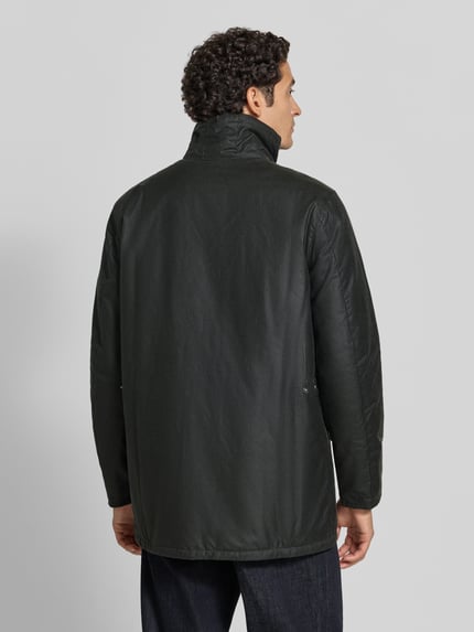 Männermodel trägt Regular Fit Parka aus reiner Baumwolle von Barbour in Dunkelgrün mit glatter Struktur, Ganzkörperansicht Rückansicht. Herren Parka