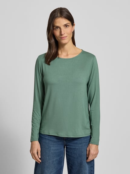 Frauenmodel trägt Relaxed Fit Longsleeve aus Viskose-Mix mit U-Boot-Ausschnitt von Fynch-Hatton, jadegrün, glatte Textur, Ganzkörperansicht von vorne.