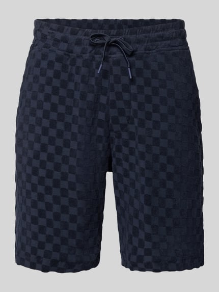Produktfoto, Regular Fit Shorts mit Label-Patch von Lindbergh, Baumwoll-Mix, Herren Shorts, dunkelblau kariert, mit Eingrifftaschen, Gesäßtasche, Bundweite 45 cm, Innenbeinlänge 22 cm, strukturierte Oberfläche.