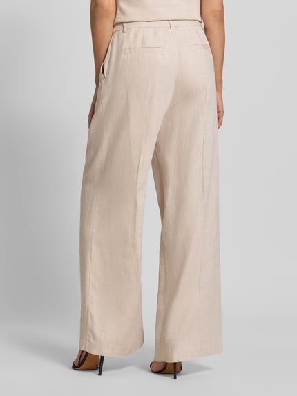 Frauenmodel trägt Wide Fit Stoffhose aus Viskose-Mix Modell 'Dazia' von B.Young in Beige mit Bügelfalten und Gesäßtaschen, Ganzkörperansicht Rückansicht.