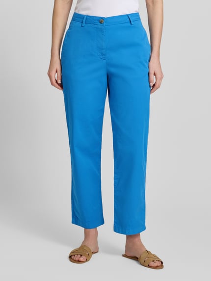 Kobiece model nosi Slim Fit Chino aus Baumwoll-Mix od Tommy Hilfiger, efekt: jednolity kolor, krój slim fit, szlufki na pasek, zapięcie na guzik i zamek błyskawiczny, wpuszczane kieszenie z przodu i kieszenie z tyłu, mieszanka bawełny, pełny widok od przodu