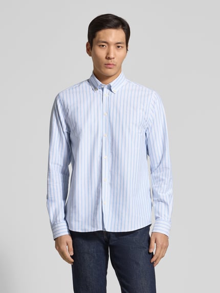 Männermodel trägt Regular Fit Freizeithemd mit Button-Down-Kraag Modell 'Konrad' van Les Deux, lichtblauw met witte strepen, katoenmix, knoopsluiting, sportmanchetten, afgeronde zoom, voorkant, Ganzkörperansicht von vorne.