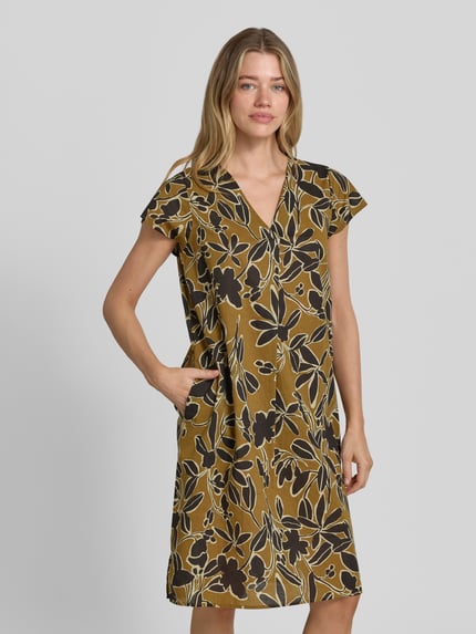 Vrouwenmodel draagt knielang dames jurk van puur katoen in all-over look, recht model, V-hals, model 'FEODORA' van Soyaconcept, Ganzkörperansicht von vorne.