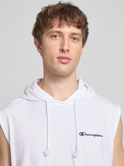Männermodel trägt Hoodie mit Label-Stitching von CHAMPION in Weiß, reine Baumwolle, Regular Fit, Nahaufnahme Oberkörper