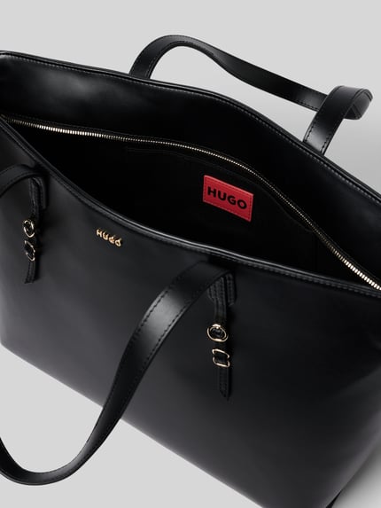 Produktfoto, Shopper in Lederoptik Modell 'SYNDRA_SHOPPER' von HUGO, czarny kolor, pojedyncza tekstura, metalowa aplikacja z logo, główna komora z suwakiem, wewnętrzna kieszeń wsuwana, rączki do noszenia