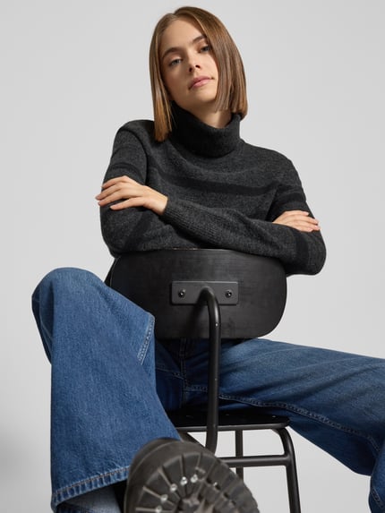 Frauenmodel trägt Regular Fit Rollkragenpullover aus Schurwoll-Mix von Marc O'Polo Denim, mehrfarbig gestreift, Stricktextur, Ganzkörperansicht von vorne.