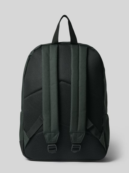 Produktfoto, plecak Rucksack mit Label-Patch Modell 'Jake' von Carhartt Work In Progress, czarny, teksturowana tkanina, szerokie, miękkie paski, uchwyt, tło szare, Szerokość w rozmiarze 1: 40 cm, Długość w rozmiarze 1: 45 cm, Głębokość w rozmiarze 1: 14 cm, Długość pasków w rozmiarze 1: 68 cm, przegródka zewnętrzna, przegródka wewnętrzna z siateczki, zamek błyskawiczny dwustronny