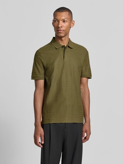 Männermodel trägt olivgrünes Regular Fit Poloshirt aus reiner Baumwolle Modell 'Parley 321' von BOSS, Ganzkörperansicht von vorne, Herren Poloshirt.
