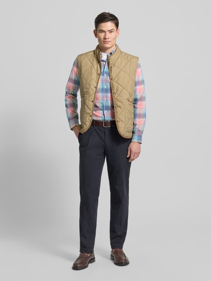 Männermodel trägt bunt kariertes Custom Fit Freizeithemd mit Button-Down-Kragen von Polo Ralph Lauren aus reiner Baumwolle, Ganzkörperansicht von vorne. Rückenlänge 82 cm, Schulterbreite 44 cm, Ärmellänge 65 cm, Label-Stitching und Knopfleiste.
