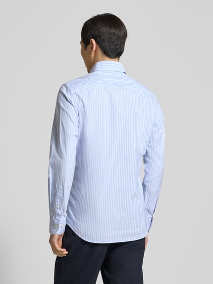 Männermodel trägt Slim Fit Freizeithemd aus reiner Baumwolle Modell 'Oxford' von Profuomo, Langärmelig, Rückenlänge 73 cm, Ganzkörperansicht Rückansicht.