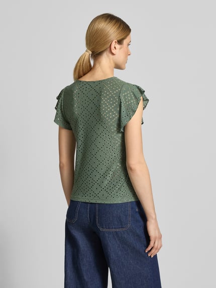 Vrouwenmodel draagt Regular Fit T-shirt met ronde hals model 'TASSA' van Vero Moda, look: effen, pasvorm: regular fit, materiaalverwerking: stretch, korte mouwen met frill, Ganzkörperansicht Rückansicht.