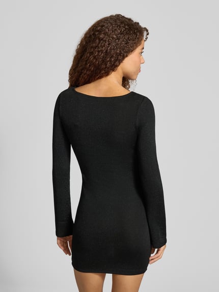Frauenmodel trägt Minikleid mit glänzendem Finish von ONLY, Damen Freizeitkleid, Schwarz, Figurbetont, Struktur fein, Ganzkörperansicht Rückansicht.