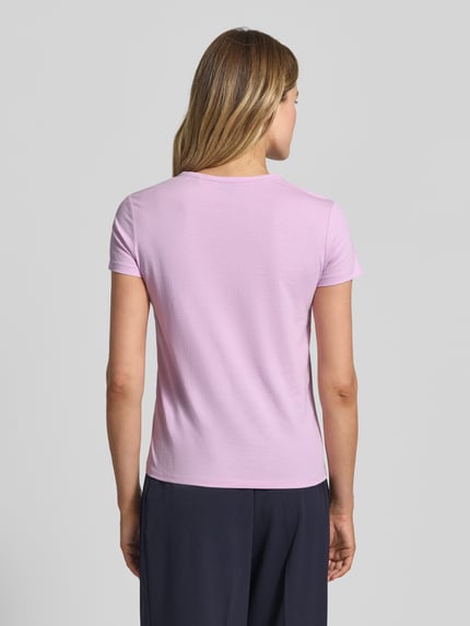 Frauenmodel trägt Regular Fit T-Shirt aus reiner Baumwolle Modell 'Eventsa11' von BOSS, efekt: jednolity kolor, krój regular fit, damski t-shirt, aplikacja: wyhaftowane logo, dekolt: okrągły dekolt, rękaw: krótki rękaw, zakończenie rękawów: prosty, wykończenie materiału: dżersej, materiał: bawełna, Ganzkörperansicht Rückansicht