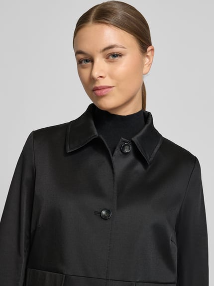 Frauenmodel trägt Regular Fit Mantel mit Umlegekragen Modell 'Mina' von CINQUE, schwarze Farbe, elastischer Baumwoll-Mix, Nahaufnahme Oberkörper.