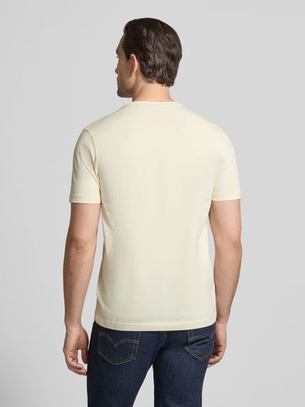 Mannelijk model draagt T-Shirt met Rundhalsausschnitt van Christian Berg Men, regular fit van zuiver katoen, crèmekleurig, volledige rugaanzicht.