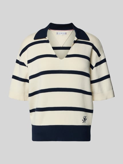 Produktfoto, Regular Fit Pullover aus reiner Baumwolle von Tommy Hilfiger mit Feinstrick, gestreift in Creme und Dunkelblau, Polokragen, kurzes Logo-Stitching, kurzarm, gerippte Abschlüsse