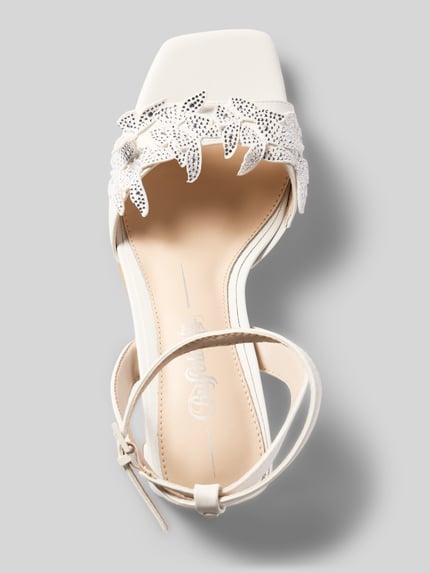 Produktfoto, kremowe Sandalette mit Ziersteinbesatz Modell 'ASHLEY BUTTERFLY GLAM' von Buffalo, pasek ze sprzączką, obcas słupek, wysokość obcasa w rozmiarze 40: 8 cm, ozdobne obszycie, jasna podeszwa, wyrazista faktura.