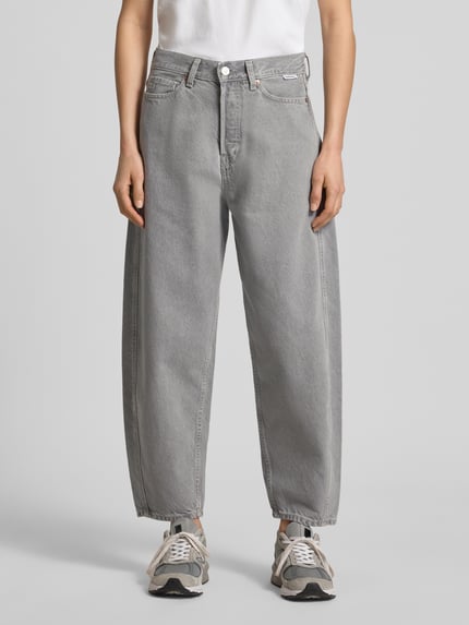 Frauenmodel trägt Barrel Fit aus Lyocell-Baumwoll-Mix Modell 'BAARLY' von Armedangels, graue Jeans-Optik, 5-Pocket-Design, Ganzkörperansicht von vorne.