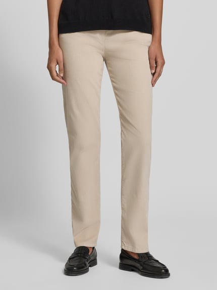 Frauenmodel trägt Slim Fit Jeans aus Baumwoll-Viskose-Mix Modell 'Pamina' von Raphaela By Brax, sandfarben, Damen Straight Fit Jeans, Ganzkörperansicht von vorne.