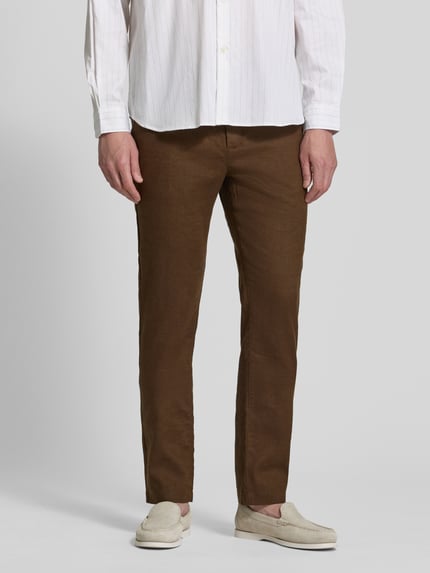 Męski model nosi Regular Fit Leinenhose mit Logo-Stitching Modell 'Denton' von Tommy Hilfiger, brązowy len, krój regular fit, widok z przodu, zbliżenie na dolną część ciała