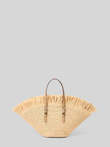 Produktfoto, Handtasche in Flecht-Optik von MICHAEL Michael Kors aus hellem Naturmaterial mit Fransenrand, verstellbare Schulterträger, offenes Hauptfach, Innenfach, Maße ca. 45 cm Breite, 23 cm Länge, 9 cm Tiefe, Schulterriemen 40 cm, Textur geflochten.