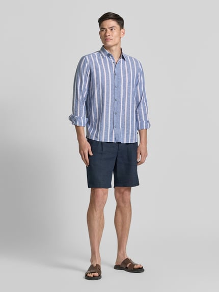 Männermodel trägt Regular Fit Freizeithemd aus Leinen-Baumwoll-Mix von s.Oliver RED LABEL, Optik:Allover-Muster, Ganzkörperansicht von vorne.