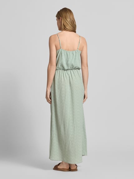 Vrouwenmodel draagt maxi-jurk uit crêpe model 'WINNER LIFE' van Only met all-over bloemenmotief, getailleerd, maxi lengte, ronde hals, verstelbare spaghettibandjes, elastische tailleband; crêpe materiaalverwerking, geheel in lichtgroen met subtiele textuur; model: dames maxi-jurk; geheel achteraanzicht.