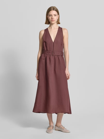 Frauenmodel trägt Midikleid aus Leinen-Mix mit Viskose-Anteil von Stefanel in Braun, Taillierte Passform, V-Ausschnitt, Knopfleiste, Ärmelloses-Design, Stoffgürtel, glatte Struktur, Ganzkörperansicht von vorne.