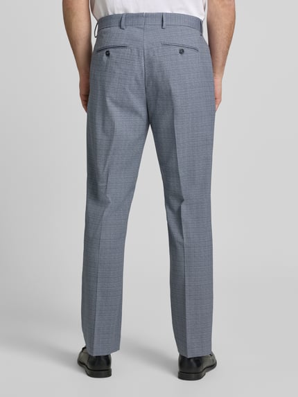 Mannelijk model draagt Regular Fit pantalon uit wolmix model 'DUKE' van SELECTED HOMME met melangelook en persplooien, steekzakken, riemlussen, knoop- en ritssluiting, achterzakken; context: heren pantalon in wolmix met regular fit, gemêleerde look, persplooien en steekzakken; ganzkörperansicht rückansicht.